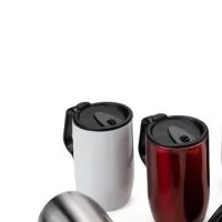 Caneca 350 ml parede dupla em Inox, com pegador de plástico, contém tampa com compartimento que ao deslizar, pode ser aberto para beber e base com EVA antiderrapante.