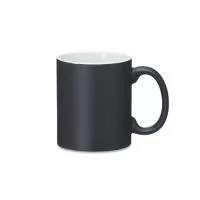 Descubra a magia da personalização com nossa caneca mágica de 350?ml em cerâmica sublimática de alta qualidade. Com acabamento fosco elegante, ela revela sua estampa somente ao receber bebida quente, proporcionando surpresa e encanto a cada uso. Perfeita para brindes corporativos, lembranças de eventos ou presentes criativos, mantém o calor da bebida por mais tempo e garante cores vibrantes que não desbotam.  Capacidade: 350?ml  Material: Cerâmica sublimática  Acabamento: Fosco  Altura: 9,6?cm  Largura (diâmetro): 12,2?cm  Peso aproximado: 337?g