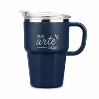 Caneca de parede dupla com interior em inox 304, revestimento externo e alça em plástico polipropileno (PP) e capacidade máxima de 550ml. Possui tampa de pressão em AS com protetor para o bocal em PP, além de acesso para canudo e anel de vedação em silicone, permitindo duas formas de consumo de bebidas. Acompanha canudo plástico.