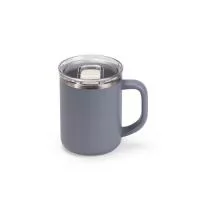 Caneca de parede dupla, com interior em inox 304 e revestimento externo e alça em plástico polipropileno (PP). Com capacidade máxima de 450ml, possui tampa de pressão em AS com protetor deslizante para o bocal em PP.