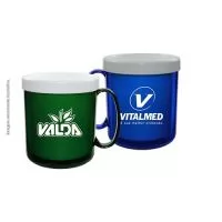 Capacidade para 300 ml. Caneca plástica injetada, atóxica, formada com corpo cristal colorido feito em Plástico Premium (PS) e refil na cor branco feito em Plástico Premium (PP). Dupla parede que conserva por mais tempo a temperatura e tem capacidade para 300 ml.