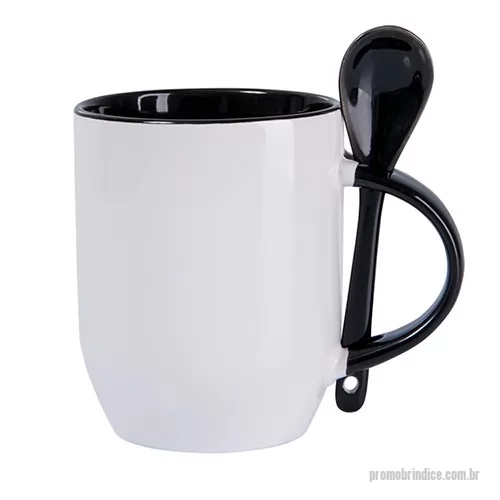 Caneca porcelana ou cerâmica ou vidro personalizada - Caneca é o tipo de brinde promocional prático e funcional que todo mundo gosta de ter na mesa de trabalho para tomar água ou café ao longo do dia. Fabricada em cerâmica, acompanha colher e conta com capacidade para 325ml, a caneca de cerâmica bicolor personalizada é uma ótima opção para surpreender clientes e colaboradores em seu evento ou ação promocional. A caneca é branca por fora, com a parte interna e a alça disponíveis na cor preta. Também utilizadas como porta trecos ou porta caneta em ambientes corporativos, as canecas são brindes promocionais perfeitos para divulgar o diferencial da sua marca ou campanha com criatividade e eficiência. Personalize com sua marca em sublimação e compre a partir de 12 unidades.