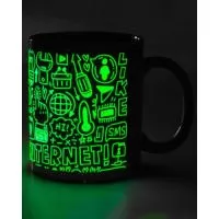 Caneca que brilha no escuro personalizada. Ela possui capacidade de 325 ml e personalização sem limite de cores. Ela possui boa área de impressão, ótimo custo. Brinde Ideal para presentear clientes e colaboradores