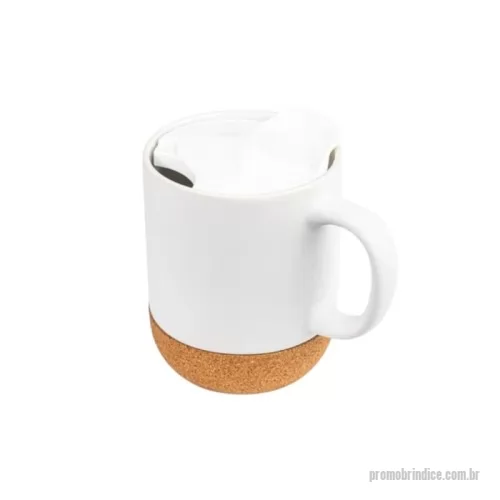 Caneca porcelana personalizada - Caneca Porcelana 350ml Personalizada: Seus Momentos de Relaxamento com Estilo e Sustentabilidade Apresentamos a Caneca Porcelana 350ml Personalizada, a companheira perfeita para seus momentos de relaxamento. Seja para um chá gelado ou um café quentinho, essa caneca garante que sua bebida favorita esteja sempre ao seu alcance, com estilo e um toque de sustentabilidade.  Características Material de alta qualidade: Porcelana resistente, que garante a durabilidade e a conservação da temperatura da sua bebida. Tampa plástica com bocal e trava: Proporciona mais praticidade e evita derramamentos, ideal para levar sua bebida para onde você for. Base em cortiça: Adiciona um toque de sustentabilidade e charme ao design, além de proteger a superfície onde a caneca é apoiada. Capacidade ideal: 350ml, perfeita para saciar sua sede em qualquer momento. Design elegante e moderno: Combinação de porcelana, plástico e cortiça, que confere um visual sofisticado à caneca. Personalização exclusiva: Adicion