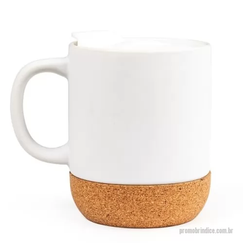 Caneca porcelana personalizada - Nossa caneca de porcelana é daquelas que você não vai querer largar! Seja para um chá gelado ou um café quentinho, ela acompanha seus momentos de relaxamento onde quer que esteja. Com capacidade de 350ml, conta com uma tampa plástica com bocal e trava, proporcionando mais praticidade e evitando derramamentos. Sua base em cortiça adiciona um toque de sustentabilidade e charme ao design. Perfeita para começar o dia com energia ou relaxar no fim da tarde!