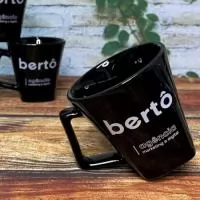 Caneca em porcelana preta, modelo Mini Quartier, 220 ml.