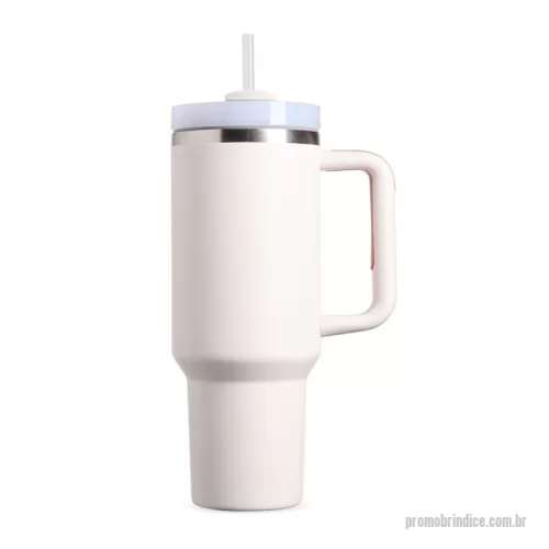 Caneca térmica personalizada - Caneca Térmica Inox 1,2L com Tampa Rosqueável e Canudo Robusta, funcional e perfeita para manter suas bebidas na temperatura ideal por muito mais tempo! Esta caneca térmica de 1,2 litros é fabricada em aço inox 304 de alta qualidade, com parede dupla, que proporciona excelente isolamento térmico e resistência.  Seu design moderno inclui uma tampa acrílica rosqueável com abertura para canudo, oferecendo praticidade e vedação segura. O pegador ergonômico com revestimento emborrachado garante conforto e firmeza ao segurar. Acompanha também um canudo plástico reutilizável, ideal para o consumo de bebidas geladas como sucos, shakes ou água saborizada.  ???? Especificações Técnicas: Altura: 27 cm  Largura: 14,9 cm  Circunferência: 31,5 cm  Capacidade: 1,2 litros  Peso aproximado: 514 g  Material: Inox 304 (parede dupla), tampa acrílica, pegador plástico com emborrachado  Acompanha: Canudo plástico  Tipo de tampa: Rosqueável com abertura para canudo  Área para personalização (CxL): 10 cm x 3 