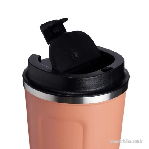 Caneca térmica personalizada - Copo térmico em inox de 500?ml com parede dupla e isolamento a vácuo, ideal para manter suas bebidas quentes ou frias por horas. A base em borracha antideslizante garante estabilidade em superfícies lisas, enquanto a tampa rosqueável com abertura de bocal oferece vedação segura e praticidade ao beber. Seu design elegante e acabamento polido fazem deste copo uma excelente escolha para escritório, viagens ou uso diário.  Capacidade: 500?ml  Altura: 17,2?cm  Diâmetro externo: 8,9?cm  Circunferência: 28,2?cm  Área para gravação: 12,5?cm x 6,3?cm  Peso aproximado: 294?g