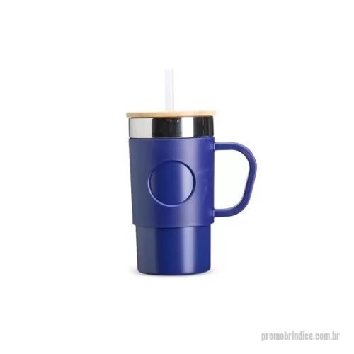 Caneca térmica personalizada - Feita em inox 304, conta com detalhes em plástico e uma tampa de bambu, que adiciona um toque sustentável e possui abertura para o canudo. Para ainda mais conforto e segurança, sua base antiderrapante evita deslizes, e ela já acompanha um canudo de plástico reutilizável. Prática, resistente e indispensável para quem não abre mão de saborear sua bebida com a temperatura perfeita!