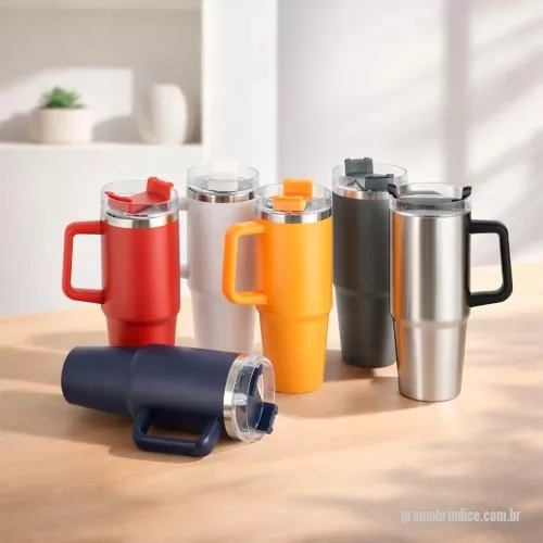 Caneca térmica personalizada - Caneca térmica com capacidade de 900 ml, estrutura em parede dupla, interior em inox 304 e exterior em inox 201, com acabamento em pintura eletrostática nas versões coloridas. Possui alça lateral, tampa rosqueável em acrílico transparente, abertura s