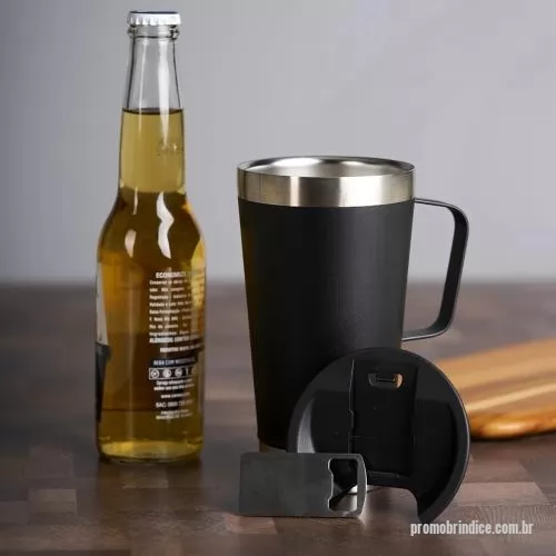 Caneca térmica personalizada - Caneca térmica de inox com capacidade de 500ml, acompanhada de tampa plástica e abridor de garrafas removível, encaixado diretamente na própria tampa. Seu corpo em inox oferece resistência e boa conservação da temperatura, enquanto o design com alça 