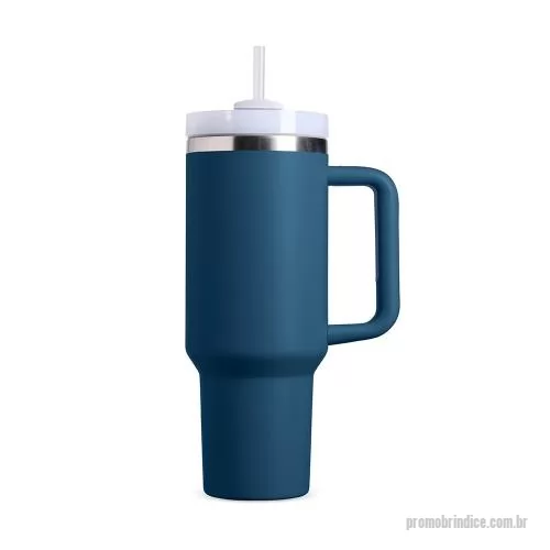 Caneca térmica personalizada - Caneca térmica de 1,2 litros produzida em inox 304 com parede dupla, tampa acrílica rosqueável com acesso para canudo, pegador plástico com aderência emborrachada e canudo plástico incluso. Seu formato alongado oferece excelente capacidade para acomp