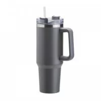 Caneca térmica com capacidade de 1,2 litros feita em inox 304 com parede dupla, contém tampa acrílica rosqueável com acesso para canudo e pegador plástico. Acompanha canudo plástico.