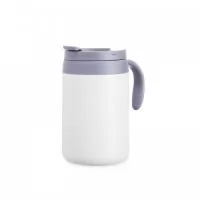 Caneca térmica feita em inox 304 com parede dupla, capacidade de 500ml. Contém tampa com acesso para o bocal, alça plástica e base antiderrapante.