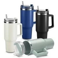 Caneca Térmica com interior em Plástico PP e externo em aço inox, alça plástica para transporte, tampa plástica com acesso para bico e canudo, com capacidade de 1.1L
