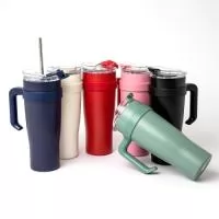 Caneca térmica com capacidade de 1,2 litros feita em inox 304 com parede dupla, contém tampa acrílica rosqueável com acesso para canudo, trava de segurança e bocal. Acompanha canudo inox.