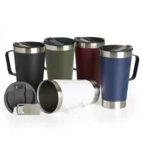 Caneca térmica de inox com capacidade para 500ml. Acompanha uma tampa de plástico e um abridor de garrafas. O abridor fica preso em um encaixe existente na tampa, porém é removível.