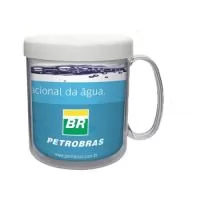 Capacidade para 300ml. Caneca plástica, atóxica, composta por três partes, um corpo cristal transparente em Plástico Premium (PS Cristal), um refil colorido em Plástico Premium (PP) e um refil de papel com impressão digital colorida. Dupla parede que conserva por mais tempo a temperatura.