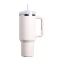 Caneca Térmica Inox 1,2L com Tampa Rosqueável e Canudo Robusta, funcional e perfeita para manter suas bebidas na temperatura ideal por muito mais tempo! Esta caneca térmica de 1,2 litros é fabricada em aço inox 304 de alta qualidade, com parede dupla, que proporciona excelente isolamento térmico e resistência.  Seu design moderno inclui uma tampa acrílica rosqueável com abertura para canudo, oferecendo praticidade e vedação segura. O pegador ergonômico com revestimento emborrachado garante conforto e firmeza ao segurar. Acompanha também um canudo plástico reutilizável, ideal para o consumo de bebidas geladas como sucos, shakes ou água saborizada.  ???? Especificações Técnicas: Altura: 27 cm  Largura: 14,9 cm  Circunferência: 31,5 cm  Capacidade: 1,2 litros  Peso aproximado: 514 g  Material: Inox 304 (parede dupla), tampa acrílica, pegador plástico com emborrachado  Acompanha: Canudo plástico  Tipo de tampa: Rosqueável com abertura para canudo  Área para personalização (CxL): 10 cm x 3 