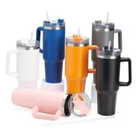 Caneca térmica com capacidade de 1,2 litros feita em inox 304 com parede dupla, contém tampa acrílica rosqueável com acesso para canudo e pegador plástico. Acompanha canudo plástico.  Altura :  26,9 cm  Largura :  14,9 cm  Comprimento :  Canudo 30,8 cm  Circunferência :  31,3 cm