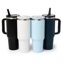 Caneca térmica com capacidade de 1,2 litros em inox 304 com parede dupla. Possui tampa acrílica rosqueável e bico flexível integrado para uso com o canudo. Conta com um prático pegador de plástico e acompanha canudo.  Altura : 26,2 cm Largura : 14,8 cm Circunferência : 31,5 cm Peso aproximado (g): 527