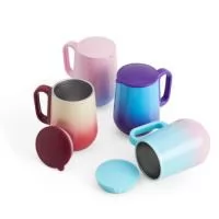 Caneca bicolor parede dupla com capacidade de 250ml, feita em inox 304. Contém tampa plástica de encaixe, alça plástica e base antiderrapante.  Altura : 11,5 cm Largura : 10,5 cm Circunferência : 25 cm Peso aproximado (g): 147