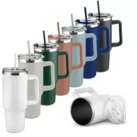 Caneca térmica de 1,3 litros em inox reciclado com parede dupla (interno 304, externo 201), acabamento em pintura a pó, tampa e canudo em plástico PP na cor do produto.