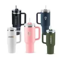 Copo térmico em aço inoxidável 304, com capacidade de 1,2 Litros. Possui tecnologia de parede dupla com isolamento a vácuo, que preserva a temperatura das bebidas por mais tempo sem reter odores ou sabores. Livre de BPA, é acompanhada de canudo removível, tampa com três posições para uso prático e redução de respingos, além de alça robusta e emborrachada que garante conforto e segurança no transporte.  Características: • Canudo removível; • Capacidade de 1,2 Litros; • Tampa com três posições; • Alça emborrachada para transporte.