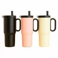 Caneca térmica em inox 304 com pintura eletrostática, alça lateral em plástico e capacidade de até 750ml. Conta com estrutura de parede dupla e vedação a vácuo para manter a temperatura de líquidos por mais tempo. Possui tampa plástica rosqueável com acesso para canudo, infusor removível e alça para fixação de chaveiro ou gancho. Acompanha canudo plástico para encaixe. Gravação da logomarca em 1 cor já inclusa.