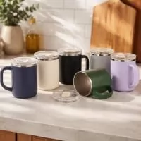 Caneca de parede dupla, com interior em inox 304 e revestimento externo e alça em plástico polipropileno (PP). Com capacidade máxima de 450ml, possui tampa de pressão em AS com protetor deslizante para o bocal em PP.  Altura :  11,8 cm  Largura :  12,1 cm  Diametro :  Sem tampa 8 cm