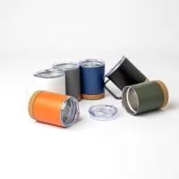 Caneca Térmica de 400ml feita em inox com fundo de cortiça, tampa com bocal e trava de segurança. O item ideal para quem aprecia qualidade e design.