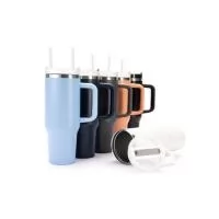 Caneca térmica com capacidade de 1,2 litros feita em inox 304 com parede dupla, contém tampa acrílica rosqueável com acesso para canudo e pegador plástico com aderência emborrachada. Acompanha canudo plástico. Altura : 27 cm Largura : 14,9 cm Circunf