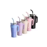 Caneca térmica em inox com capacidade máxima de 800 ml. Possui estrutura em parede dupla, alça ergonômica em plástico, tampa rosqueável com vedação a vácuo, protetor para bocal e acesso para canudo com tampa em silicone. Acompanha canudo de inox com 