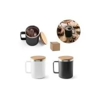 Caneca de viagem em aço inox 90% reciclado , térmico com parede dupla isolada a vácuo e tampa em bambu. Capacidade até 420 mL. Fornecido em caixa presente de papel kraft. Certificação EU Food Grade. A cor e o resultado da impressão nos materiais natu