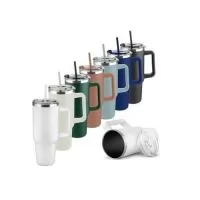 Caneca térmica em inox com alça reforçada, pintura eletrostática e capacidade para até 1,3 litros. Apresenta estrutura de parede dupla e vedação a vácuo, permitindo conservar a temperatura de líquidos por mais tempo. Dispõe de tampa em plástico com p