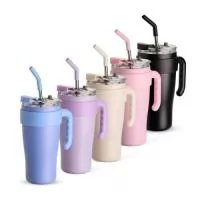 	Caneca térmica em inox com capacidade máxima de 800ml. Possui estrutura em parede dupla, alça ergonômica em plástico, tampa rosqueável com vedação a vácuo, protetor para bocal e acesso para canudo com tampa em silicone. Acompanha canudo de inox com ponta de silicone removível.