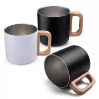 Caneca térmica com capacidade de 400ml, parede dupla em aço inox (304 interno / 201 externo), alça em madeira.