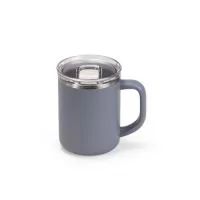 Caneca de parede dupla, com interior em inox 304 e revestimento externo e alça em plástico polipropileno (PP). Com capacidade máxima de 450ml, possui tampa de pressão em AS com protetor deslizante para o bocal em PP.  Altura: 11,8 cm Largura: 12,1 cm Medidas aproximadas para gravação: (CxL): 8 cm x 7 cm