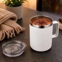 Caneca térmica com capacidade de 350ml, confeccionada em aço inox com parede dupla e isolamento a vácuo, solução que ajuda a preservar a temperatura da bebida por mais tempo. A parte externa recebe pintura a pó, formando um acabamento uniforme, moder