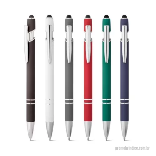 Caneta de alumínio personalizada - Esferográfica em alumínio com acabamento emborrachado. A esferográfica tem escrita em azul, ponteira touch no topo da esferográfica e clipe de metal. ø10 x 143 mm