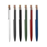 Caneta esferográfica em alumínio reciclável com escrita em azul. Refil parker e acionador em bambu. *apresenta símbolo de reciclável na parte traseira da caneta.