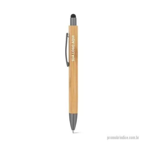 Caneta de bambu personalizada - Caneta Bambu Ponteira Touch  Personalizada. Apresentamos a nossa esferográfica em bambu, um brinde ecológico e sofisticado para sua empresa. Com um clipe em metal e acabamento mate, esta caneta possui uma ponteira touch em cinza metálico, ideal para uso em telas sensíveis ao toque. Como um brinde corporativo amigo do ambiente, ela oferece escrita na cor preta e, por ser feita de materiais naturais, cada peça é única, com possíveis variações na cor e no tamanho. As dimensões são de Ø11 x 141 mm, perfeitas para um brinde prático e elegante para os seus brindes para empresa