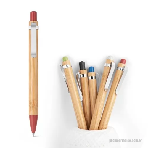 Caneta ecológica personalizada - Esferográfica em bambu e clipe em metal. Os elementos coloridos são em fibra de trigo e ABS. Até 1,5 km de escrita. Escrita em azul. A cor e o resultado da impressão nos materiais naturais pode variar entre produtos. ø11 x 142 mm