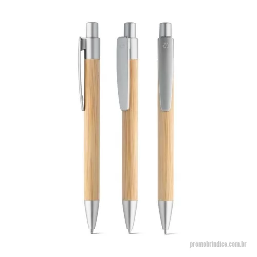 Caneta ecológica personalizada - Esferográfica em bambu com clipe. Escrita em azul. Por ser um produto composto por materiais naturais, a cor e tamanho do produto e o resultado da impressão podem variar entre produtos.