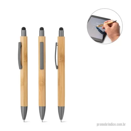 Caneta ecológica personalizada - Esferográfica em bambu com clipe em metal e acabamento mate. Possui ponteira touch em cinza metálico para contato apropriado com telas.