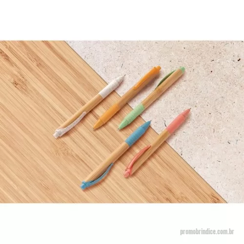 Caneta ecológica personalizada - Esferográfica em bambu com clipe, antideslizante e elementos coloridos em fibra de trigo e ABS. Até 1,5 km de escrita. Escrita em azul. A cor e o resultado da impressão nos materiais naturais pode variar entre produtos. ø11 x 142 mm