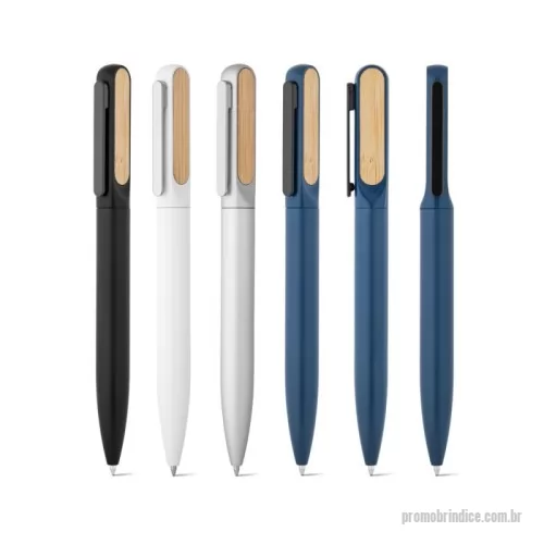 Caneta ecológica personalizada - Esferográfica em alumínio 94% reciclado com detalhe em bambu no clipe. Escrita em azul. Fornecida em bolsa de oferta. A cor e o resultado da impressão nos materiais naturais pode variar entre produtos. ø12 x 140 mm | Bolsa: 40 x 155 mm
