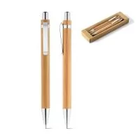 Conjunto de esferográfica e lapiseira em bambu. Esferográfica até 1,5 km de escrita em azul. Lapiseira com grafite 0.7. Fornecida em estojo de cartão, proveniente de gestão florestal sustentável. A cor e o resultado da impressão nos materiais naturai