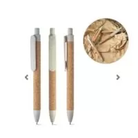 Canetas Esferográficas em cortiça com clipe e elementos coloridos em fibra de trigo e PP. Tamanho ø11 x 140 mm. Personalização no Corpo a Laser 85 x 5mm e Tampografia no clipe 35 x 6mm