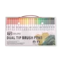 Kit Canetinhas Ponta Dupla – 72 Cores  Descrição: Kit com 72 canetinhas coloridas de pontas duplas: uma ponta fina para traços precisos e outra em formato de pincel, ideal para preenchimentos e efeitos artísticos. Cada canetinha possui corpo em plástico resistente e tinta à base de água, livre de odores e atóxica — perfeita para uso escolar, artístico e profissional. Acompanha estojo plástico reforçado, com fechamento em botões e alça para facilitar o transporte.  Especificações do Kit:  Quantidade: 72 cores  Tipo das pontas:  Ponta fina  Ponta pincel  Composição: Corpo em plástico  Tinta: À base de água, sem odor e atóxica  Estojo: Plástico, com alça e fechos em botão  Dimensões do Estojo:  Altura: 17 cm  Profundidade: 4 cm  Comprimento: 30 cm  Área aproximada para gravação:  Estojo: 9 cm × 29 cm  Canetinha: 0,5 cm × 7 cm  Tamanho da Canetinha:  Comprimento x Largura: 16 cm × 1 cm (aprox.)  Peso aproximado: 608 g